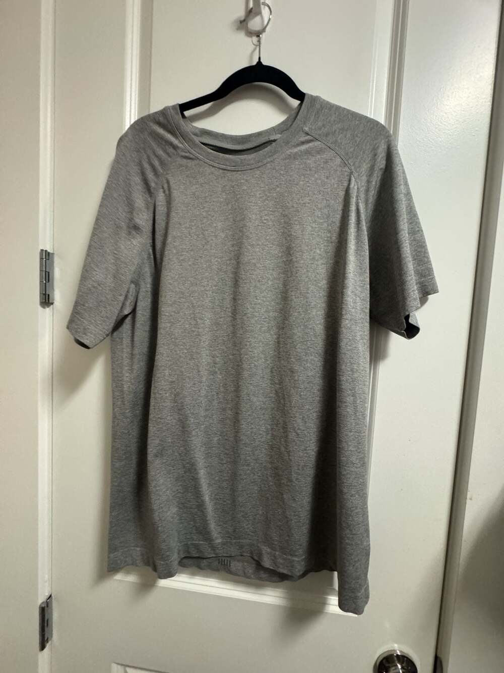 Fabletics Athletic Mens T-Shirt Size XL Gray Short Sleeve